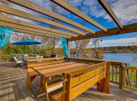 Lakefront Pocono Retreat with Hot Tub and Movie Hub, hotelli kohteessa Pocono Summit