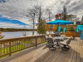 Lakefront Pocono Retreat w/ Hot Tub & Movie Hub โรงแรมในPocono Summit