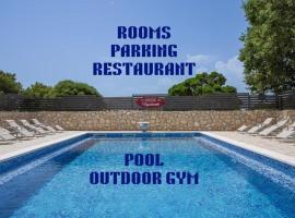 BUDGET RESORT Vagabundo, hotel di Novalja