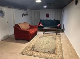 Hilltop Orchard Guest Suite with Scenic View, hotel in Yakima