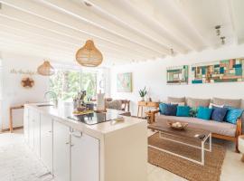 Luxury Townhome-Gated Community Across From Beach, hotel v destinaci Playa Santa Teresa