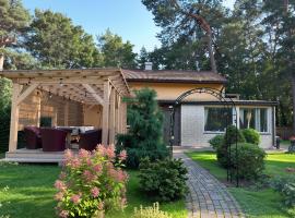 House By The Sea With Hot Tub, hotel na praia em Riga