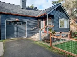 Scandinavian Cottage by the Sea, Close Walk to Ferry and Town