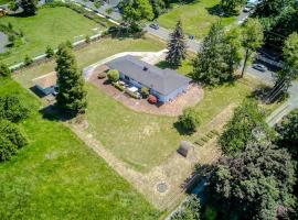 Vogel Vacation - Spacious Secluded, Hot Tub & Game Room，Damascus的飯店