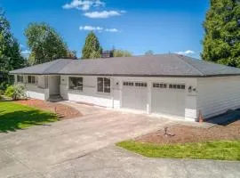 Vogel Vacation - Spacious Secluded, Hot Tub & Game Room