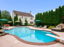Hot Tub and Pool Family Home 5 Mi to Princeton!, hotel in Dutch Neck