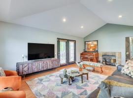 5 Mi to Princeton Family Home with Deck and Yard!, hotel v destinaci Dutch Neck