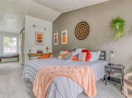 Monmouth Family Retreat - Pet Friendly, Play Areas, Hot Tub, Game Room, hotel a Monmouth