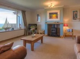 Spacious holiday home with stunning sea views