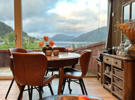 Architectural gem with fjord view, hotel in Holmedal