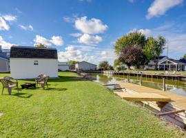 Walk to Lagoon Saloon! Chic Home on Nugents Canal, hotel in Lacarne