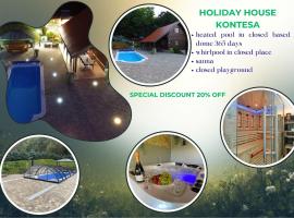 Family Friendly superior villa with heated pool 365 days, whirlpool, sauna, playground and barbeque in privacy near forest, villa en Veliko Trgovišće