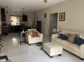 Paradise stay villa #2, hotel en Breadnut Hill