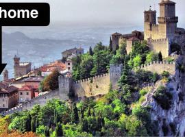 All'ingresso delle antiche mura della città, hotel in San Marino