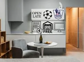 E3 Luxury OldTown Apt w Free Garage, Supermarket, FastWifi, Unlimited Music, Prime Video, Aircon