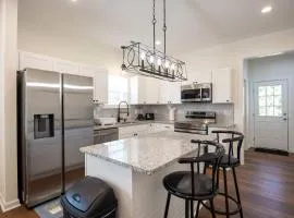 4 Min to Downtown - En-Suite Bath - Washer and Dryer