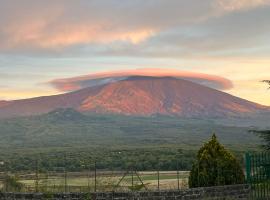 Appartamento Turistico FAMIGLIA - Rosina Etna Taormina, hotel en Maletto