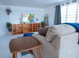 Stylish Studio, Pool and Walk to Beach