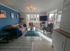 Fabulous Modern Spacious 2 Bed Apartment & FREE Parking!