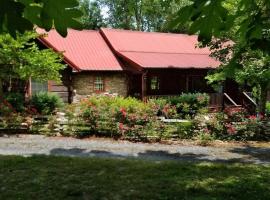 Beautiful Secluded Log Cabin, hotel em Cleveland