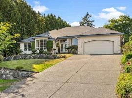 Surrey Nature Retreat 4BDR Home, hotel u gradu Sari