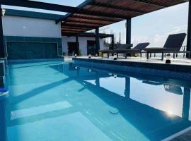 Rooftop Pool Condo in Kingston, hotel v destinaci Kingston