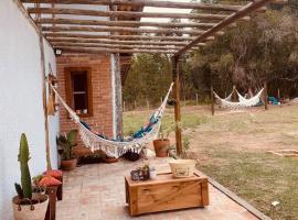 Casa de campo com pôr do sol incrivel, hotel in Paraibuna