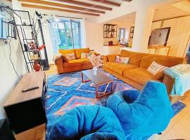 Felicità - Longère with swimming pool and large garden, hotel en Poulaines