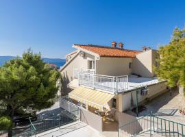 Apartments by the sea Duce, Omis - 946, hotel in Duće