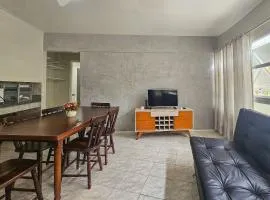 11A - Apto c/2 QUARTOS, Sala e Cozinha completa,1WC, 1 Vaga, Roupa de Cama e VIVO FIBRA