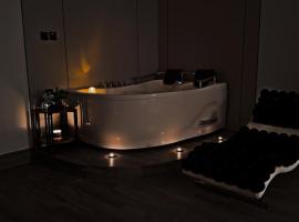 غرفة بجاكوزي مع صالة 1 من أرام ريزدنس by ARAM Residence, hotel que aceita pets em Aţ Ţuwayr