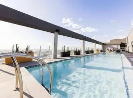 Boulevard Stays Downtown Highrise STU Sky Pool Parking Gym 07