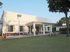 Hotel O Surprise Farm House, hotel em Alīgarh