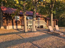 Charming Country Cabin- Cozy, Scenic View, HOT TUB, ξενοδοχείο σε Rushville