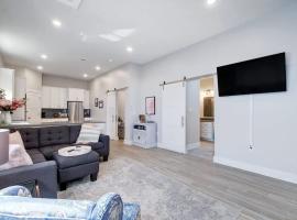 Modern Adorable Arboretum bungalow，位于奥斯汀的酒店