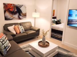 New Langford Suite near Lake & Mall, Free Parking, hotel v destinaci Goldstream Station