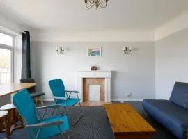 Spacious 2-Bedroom Flat Near Rottingdean Beach & Windmill