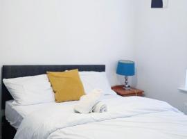 Lovely accomodation with free parking & WiFi, hotell sihtkohas Kingston upon Hull