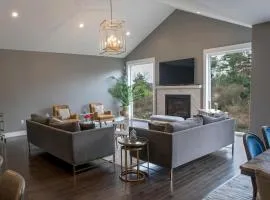 A luxurious 6 Bedfroom Family-Friendly House