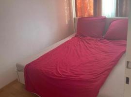 Big room for 2 pers, 9 min to trade fare, FREE parking