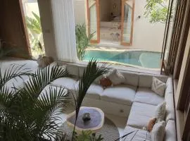 Villa Casablanca - Rooftop and Private Pool, Kuta Lombok