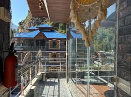 Being Himalayan Chojh, hótel í Manīkaran