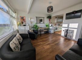 The Green One, Sunbeach, Scratby - Two bed chalet, sleeps 5, free Wi-Fi, pet friendly, bed linen and towels included plus free entry to onsite clubhouse