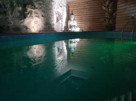 GITE "POM DE PIN" avec accès à la balnéo et piscine couverte - Libre du samedi au samedi, hotel i Longchaumois