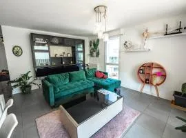 Bright Apartment Near the lake