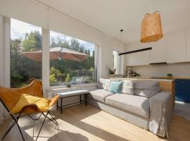 Warsaw Piaseczno House with Garden by Noclegi Renters，位于克里斯科的酒店