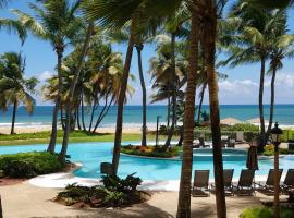 Beachfront Villa in the Rio Mar Resort, cabaña en Río Grande