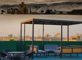Pyramids Sunrise View Hotel, готель у місті Giza