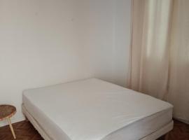 Maison entière avec une chambre, hotel in Écommoy