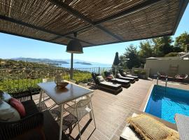 Superior 3-Bedroom Villa Cassiope with Private Pool and Breathtaking Sea Views, hotel in Megali Ammos